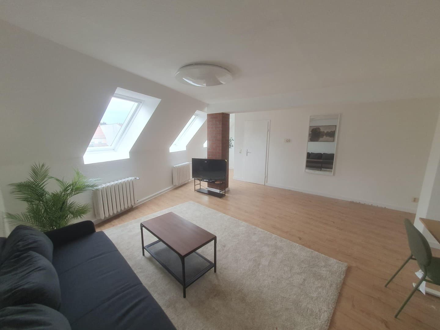 Möbliertes WG-Zimmer in top Lage – einfach einziehen! (Mittelstraße, DG-Maisionette)