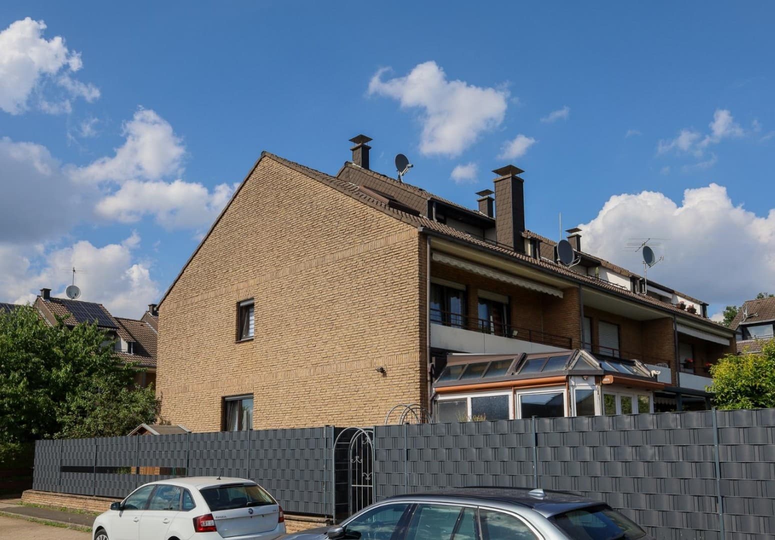 Familienfreundliches Reihenendhaus mit Wintergarten und separatem Wohnbereich