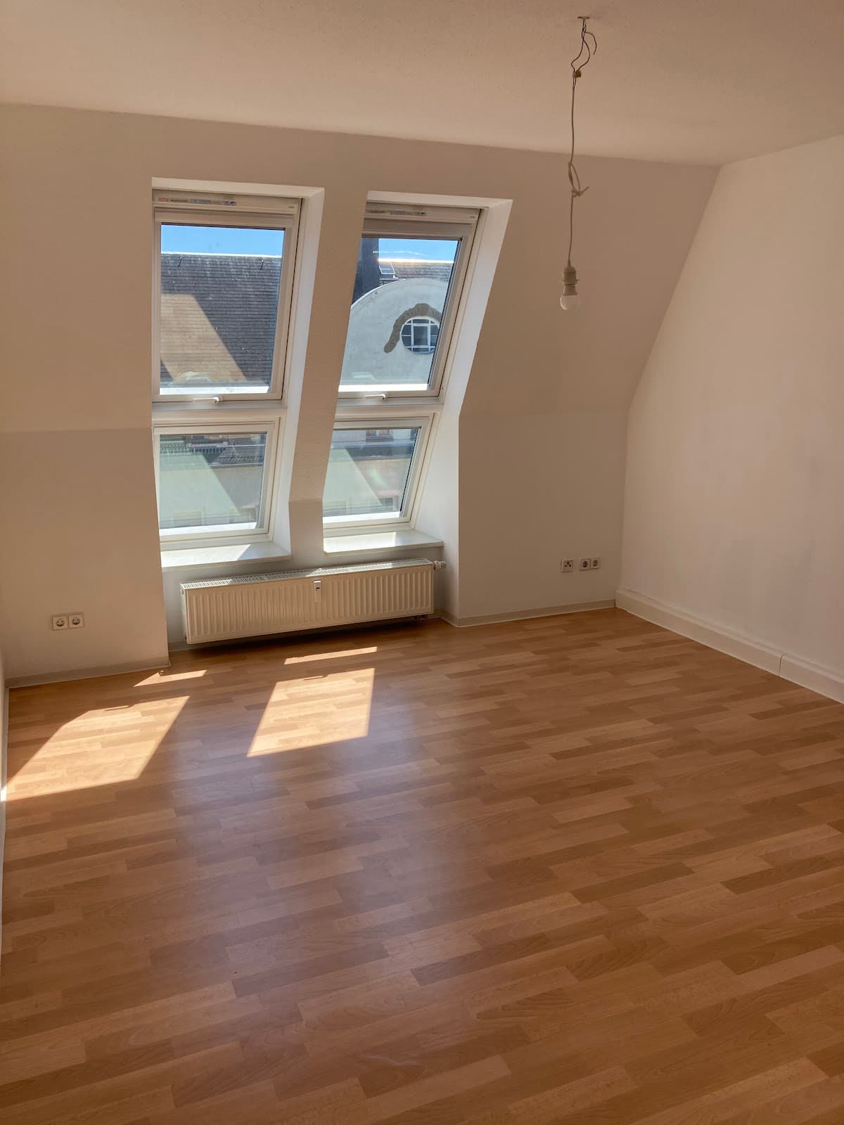 Zentrale 3-Raum-Wohnung mit Aufzug, Stellplatz und Top-Anbindung für Familien und Paare.