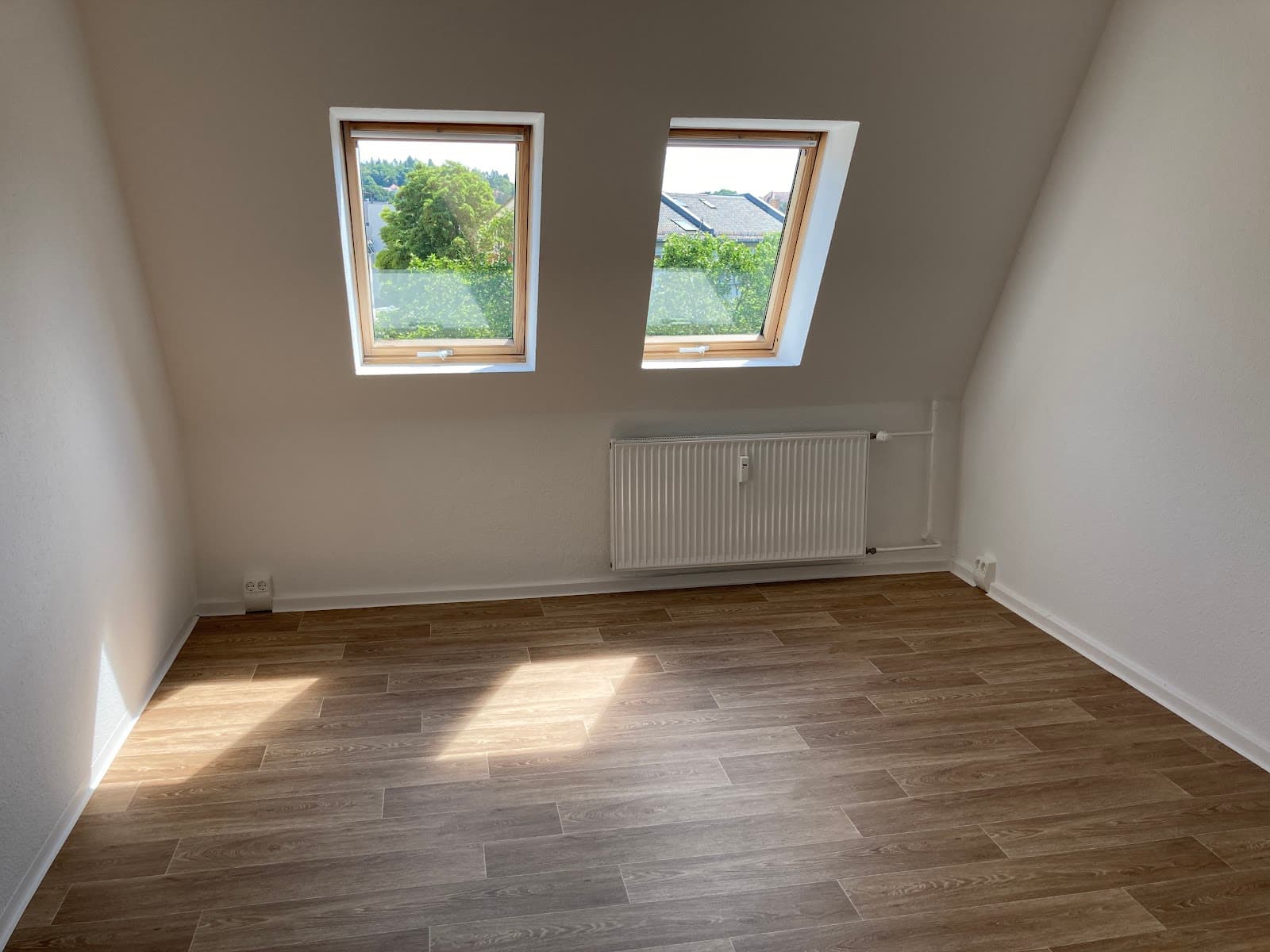 Ihr neues Zuhause: Helle Wohnung mit Badewanne, Balkon und Top-Verkehrsanbindung.