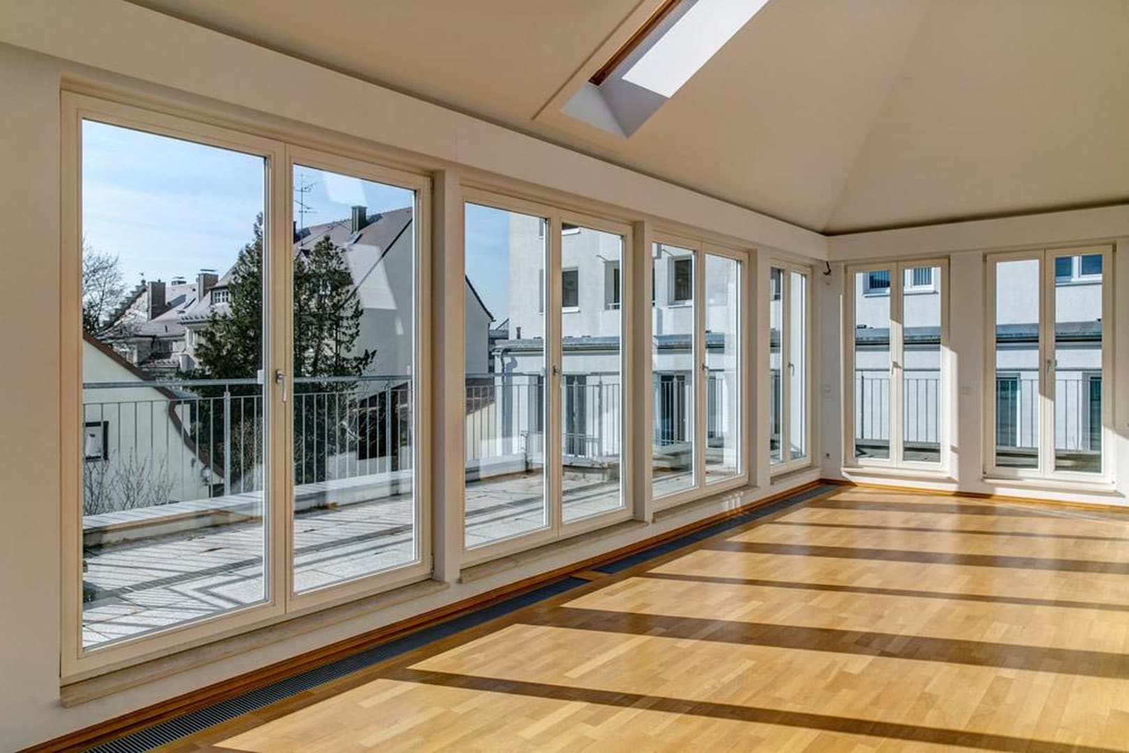 Lichtdurchflutete Penthouse-Wohnung mit Dachterrasse unweit der Münchener City