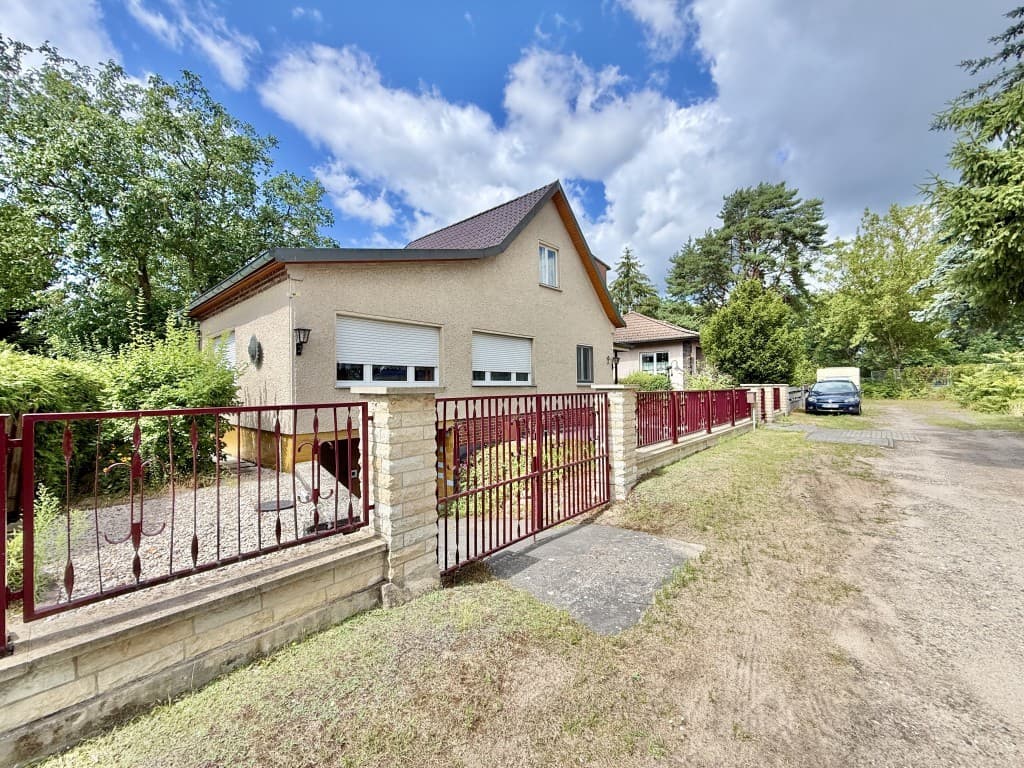 Einfamilienhaus mit Vollkeller, Tiefgarage und großem Grundstück in Oranienburg-Süd