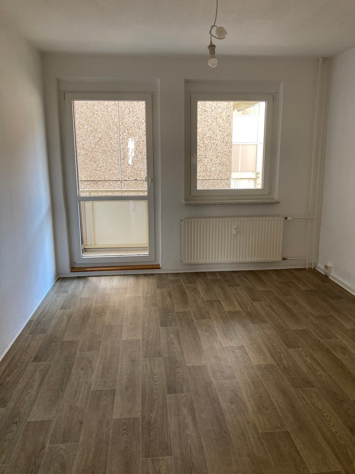 Stilvoll wohnen für Singles oder Paare: Balkon und Einkaufsmöglichkeiten direkt vor der Tür.