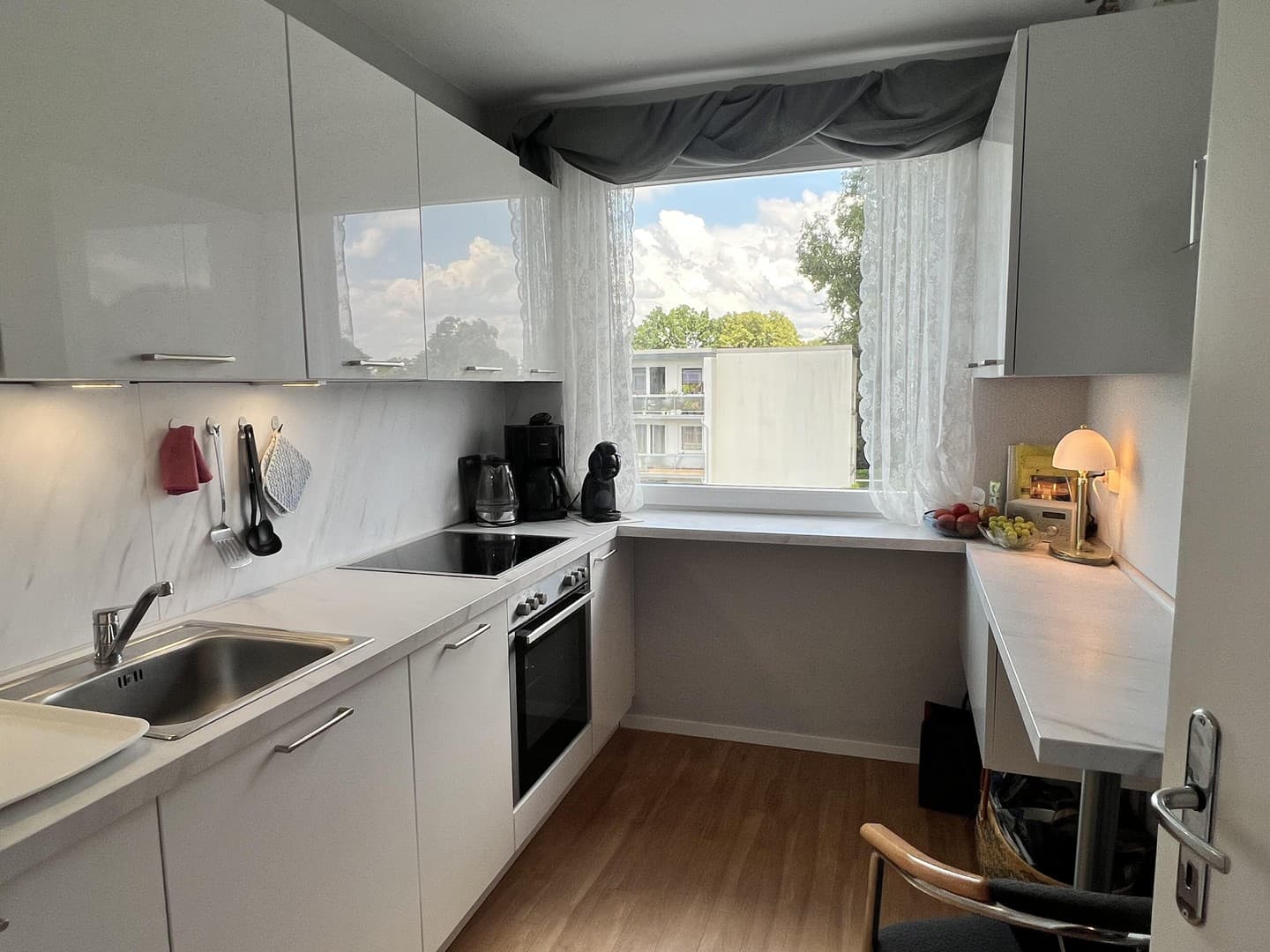 Provisionsfrei - Helle Endetagenwohnung mit Balkon, fußläufig zur AKN-Station.
