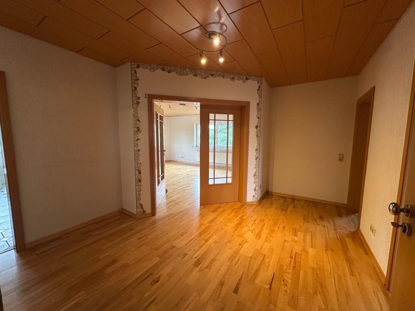 helle 4 - Zimmer Wohnung ab 15 Oktober zu vermieten
