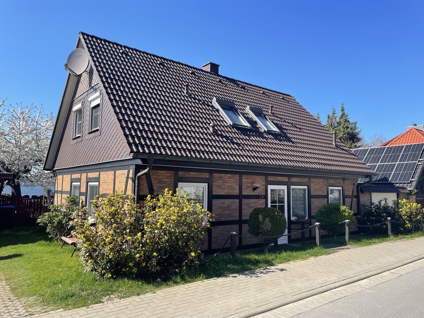 Idyllisches Haus am See mit Bootsanleger