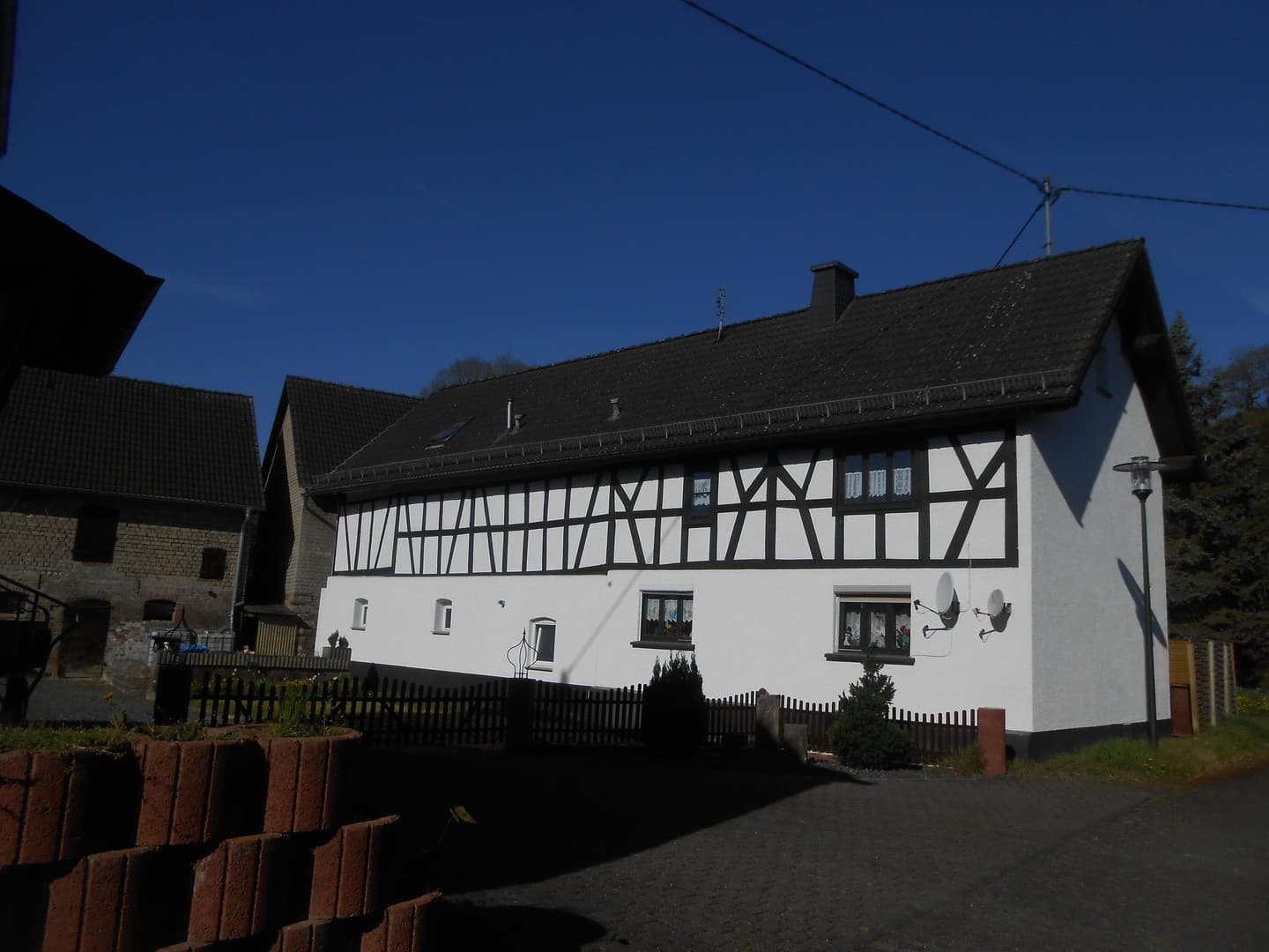 Vollvermietetes Gebäude - DHH als Eigennutz möglich - mit Nebengebäude und neuer Garage