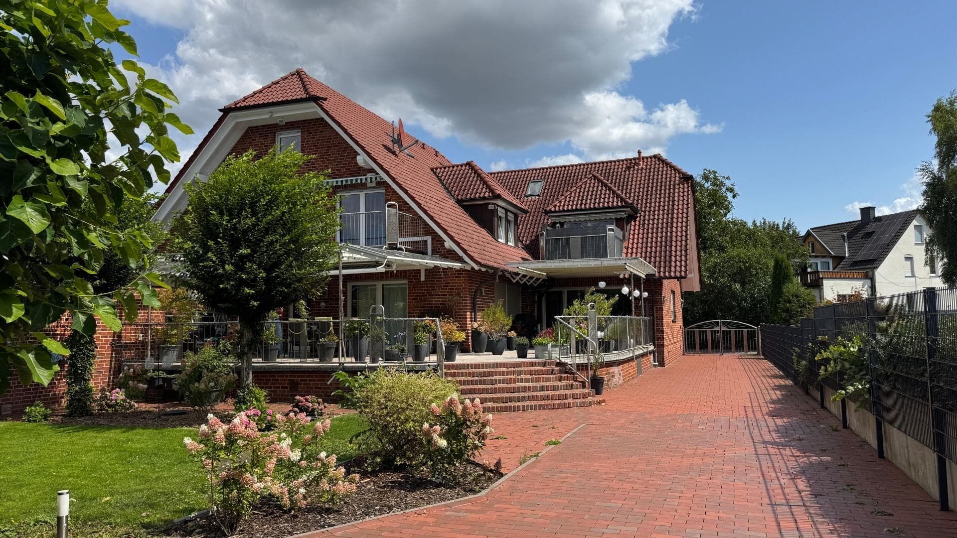 Gepflegtes 3-Familienhaus (Bj. 2001) in Rinteln – Voll vermietet, 2.150 m² Grundstück