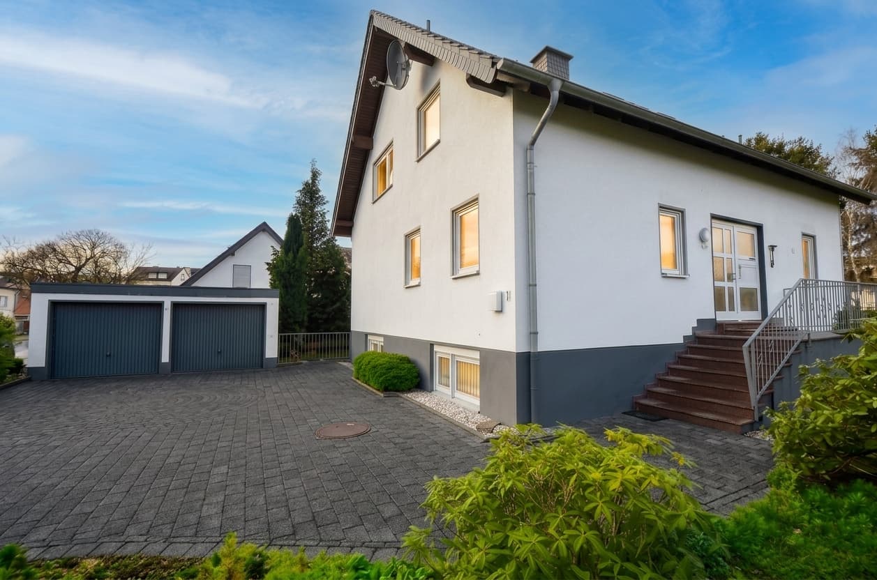 Hennef-Geistingen: Freistehend, modern, PV-Anlage, Wallbox, 2 Garagen uvm...