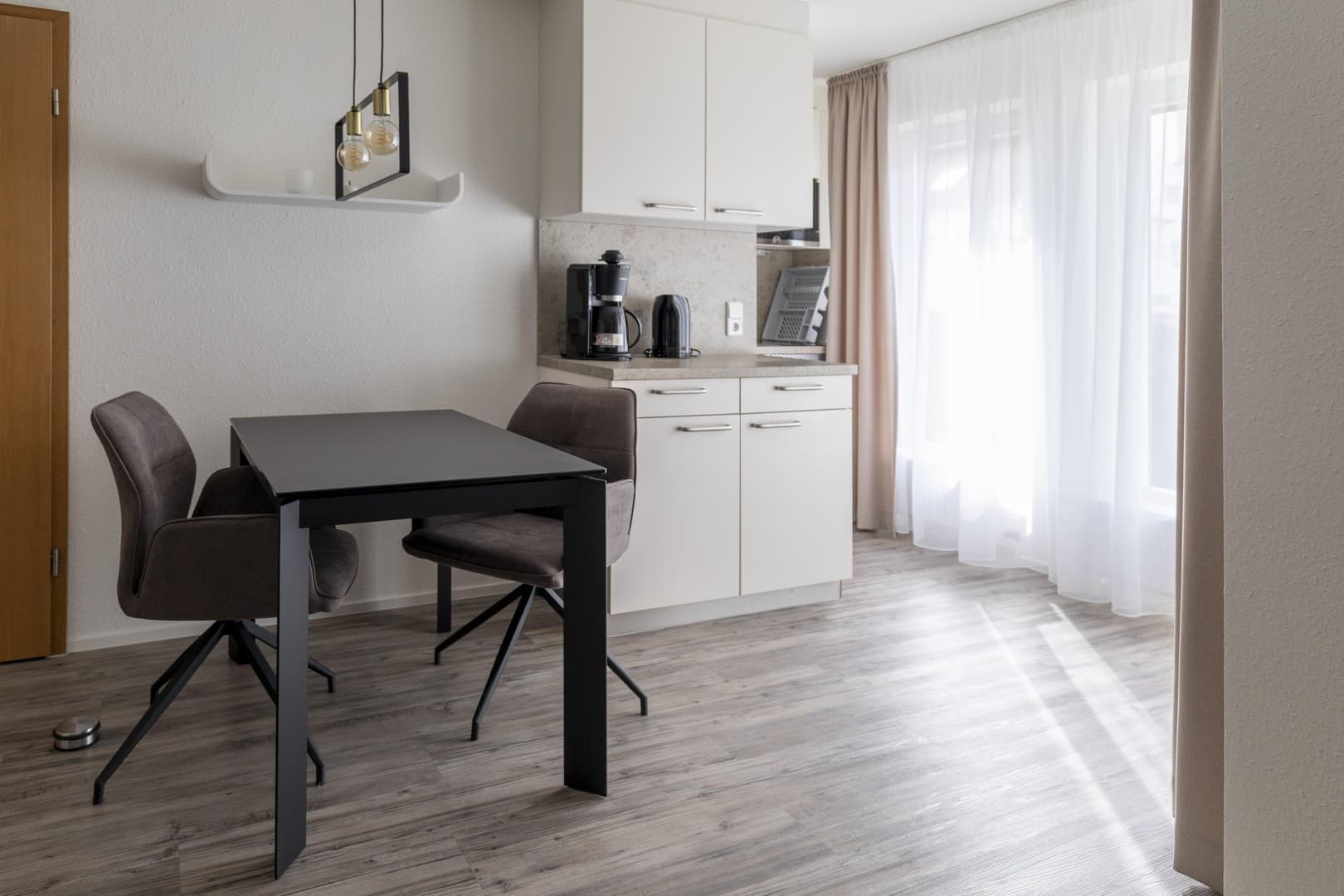 Gemütliche, voll möblierte 1-Zimmer-Wohnung in ruhiger Lage mit Parkplatz