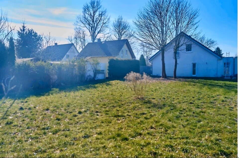 Hinteres Baugrundstück mit 600 m² in Fanzösisch Buchholz zu verkaufen.
Bauträgerfrei