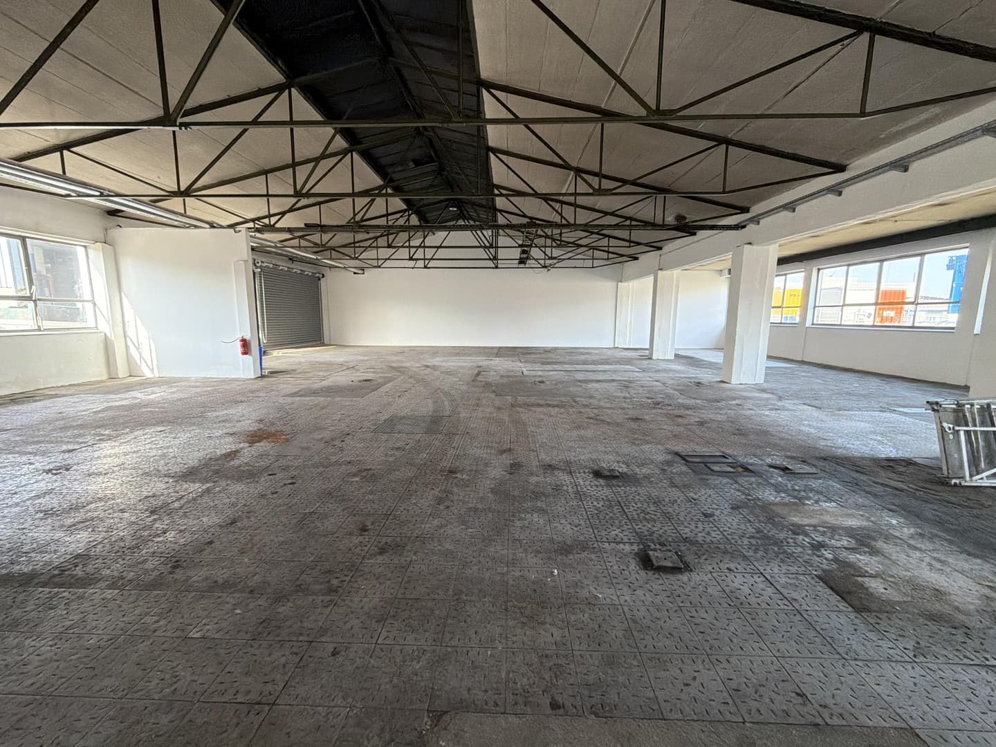 Befahrbare Lagerhalle mit Büro (erweiterbar) und WC