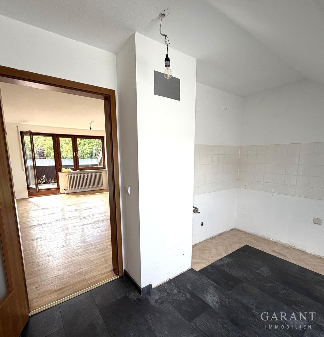 Dachgeschoss-Wohnung mit viel Potenzial, Südbalkon & zwei Stellplätzen