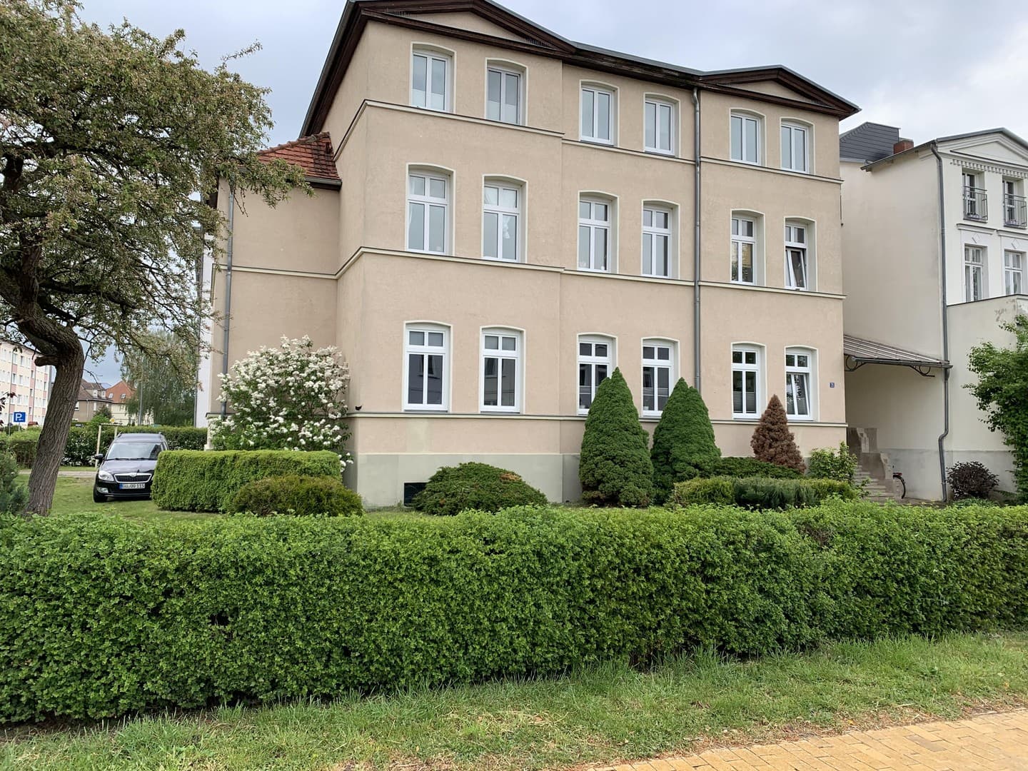 3-Raumwohnung mit PKW-Stellplatz, Küche und Keller