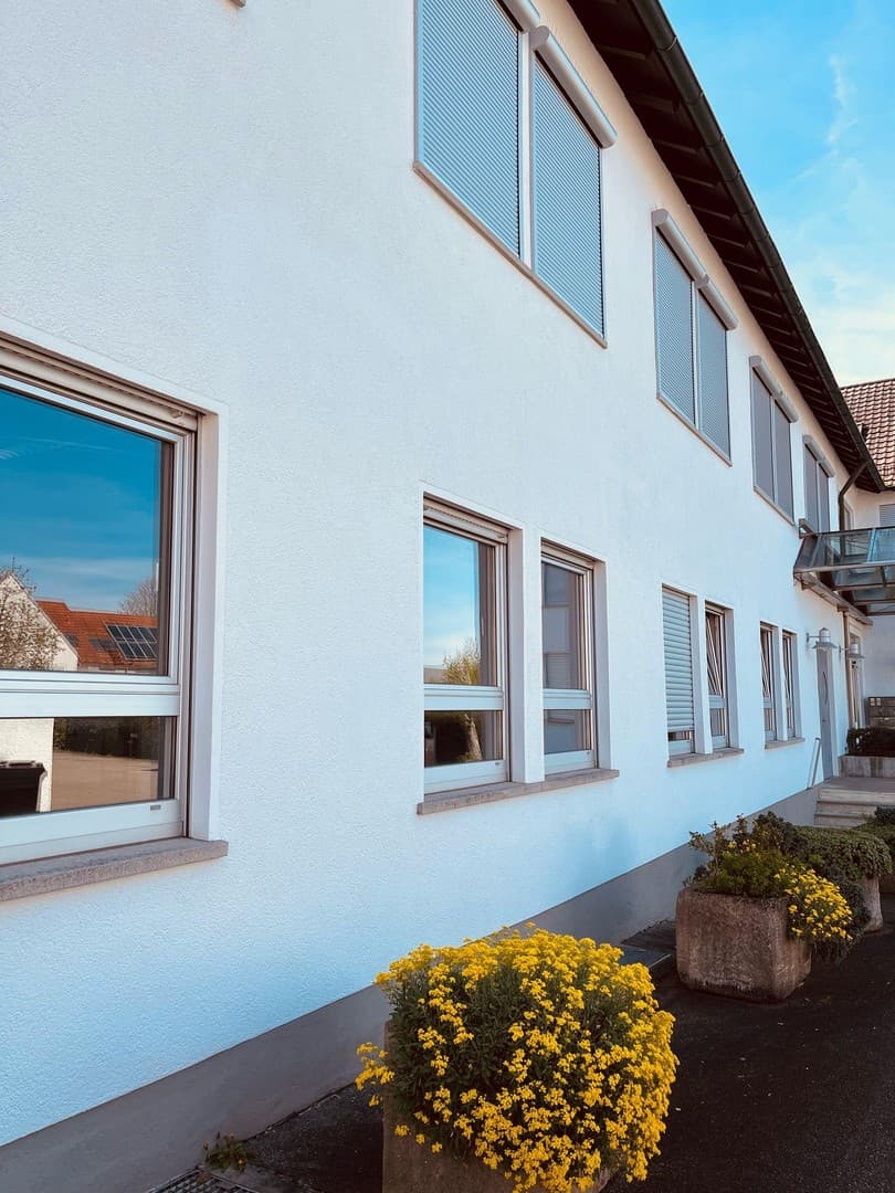Helles abgetrenntes Büro mit gepflegtem Parkett in direkter Nähe zur U3