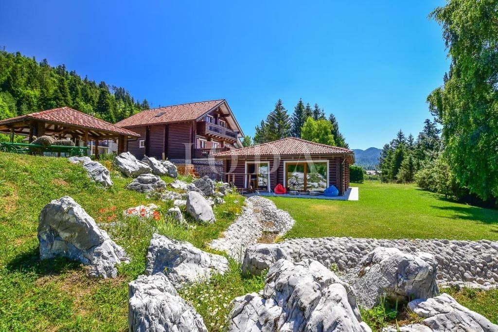 Gorski kotar, Vrata, Holzvilla mit Innenpool