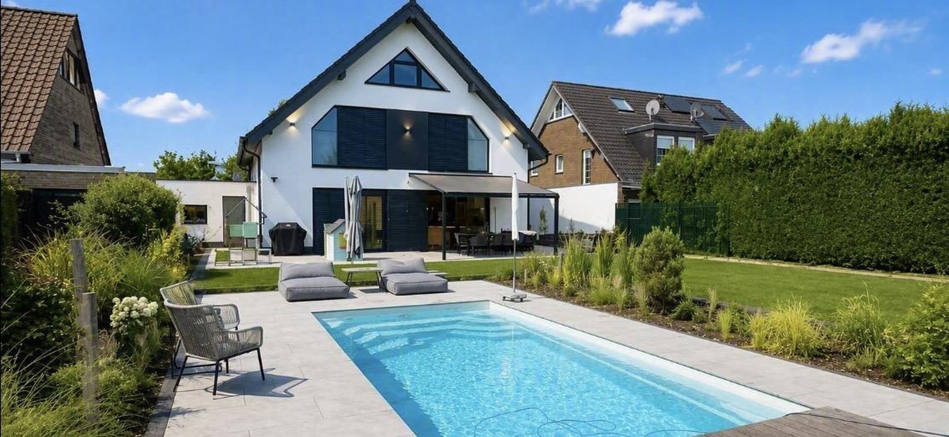Neubauvilla mit Pool und Luxusausstattung