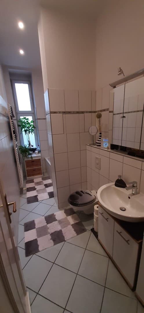 3-Zimmer-Altbau mit Stuck, Parkett und Loggia