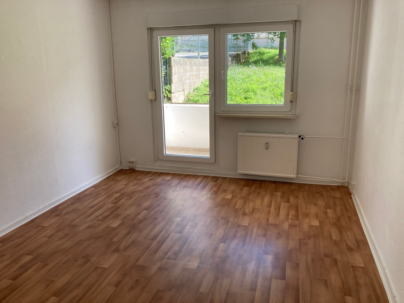 Ihr neues Familienglück: Modernisierte Erdgeschosswohnung mit Balkon und Top-Lage.