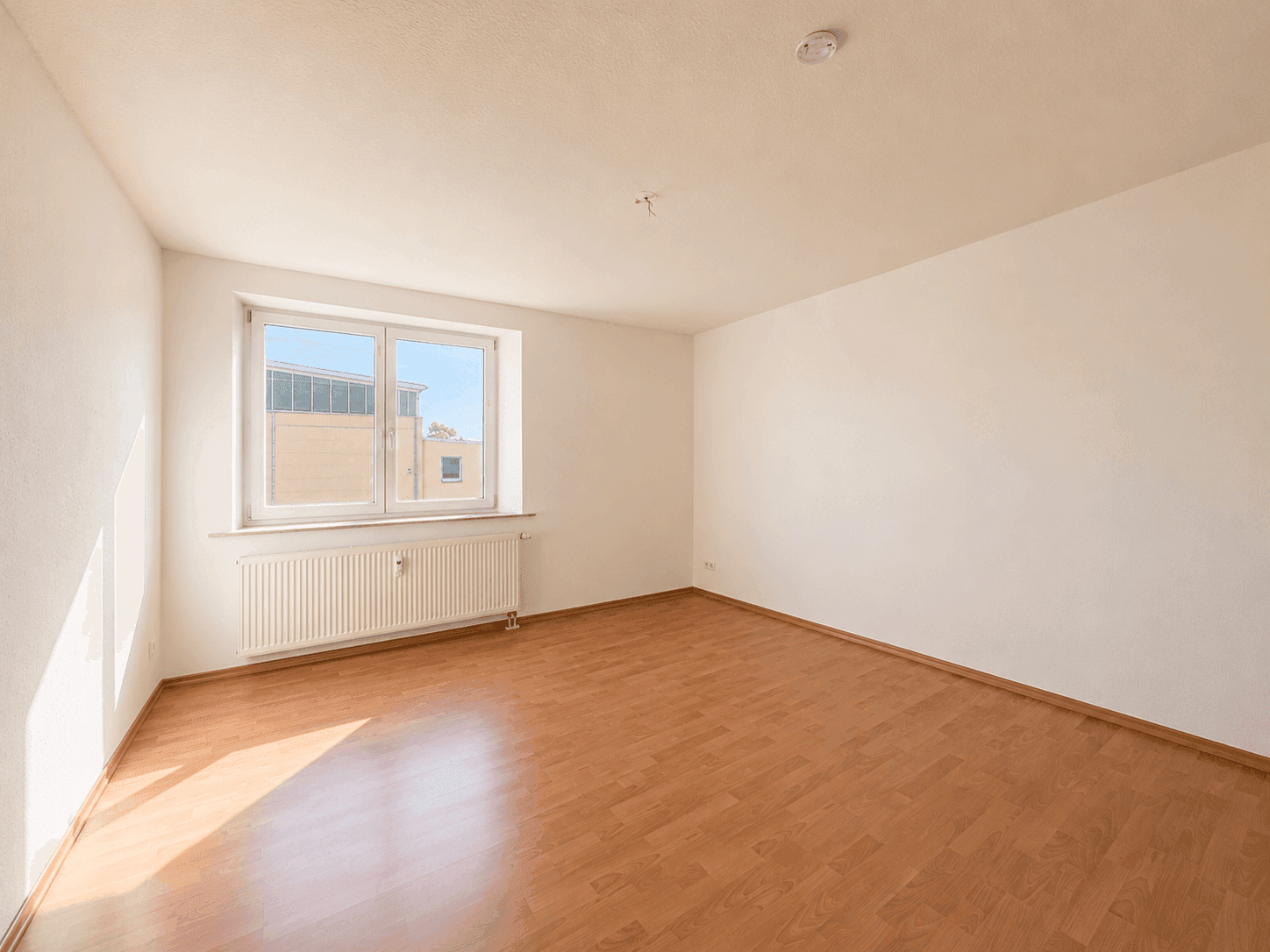 gepflegte 2 Zimmerwohnung mit Badewanne und separater Küche