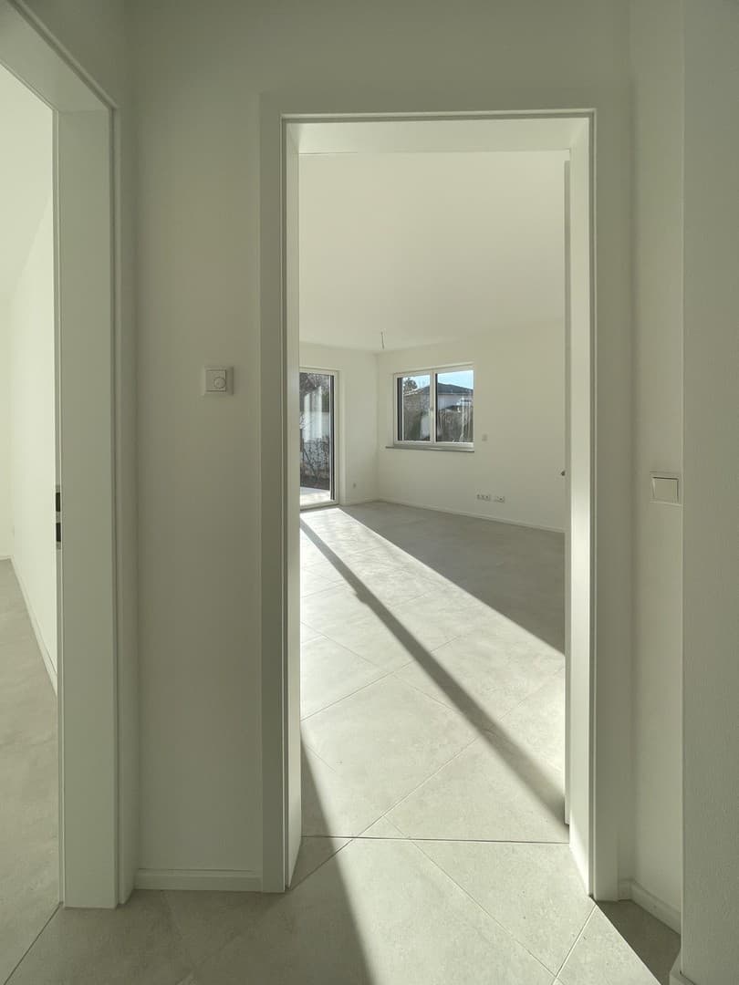 4-Zimmer-Wohnung über zwei Ebenen, neuwertig, EG mit Gartenanteil, direkt in Altomünster