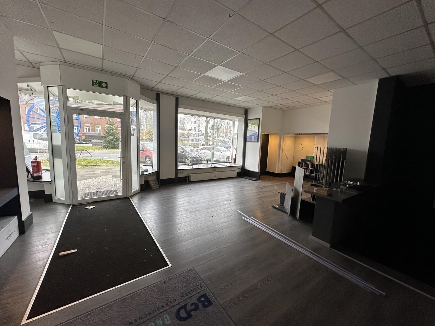 Gewerbefläche in Kray mit bis zu 7 Parkplätzen, Fensterfront, Büro, Lager