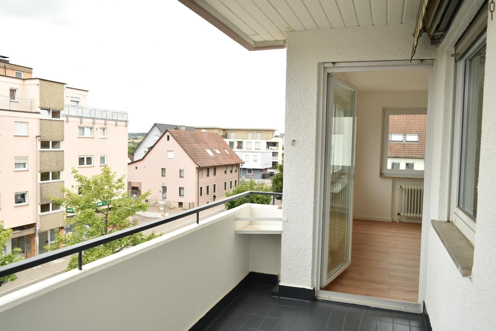 Provisionsfrei: Top renovierte 3-Zi.-Wohnung mit neuer Küche, 2 Balkonen & TG nahe Altstadt