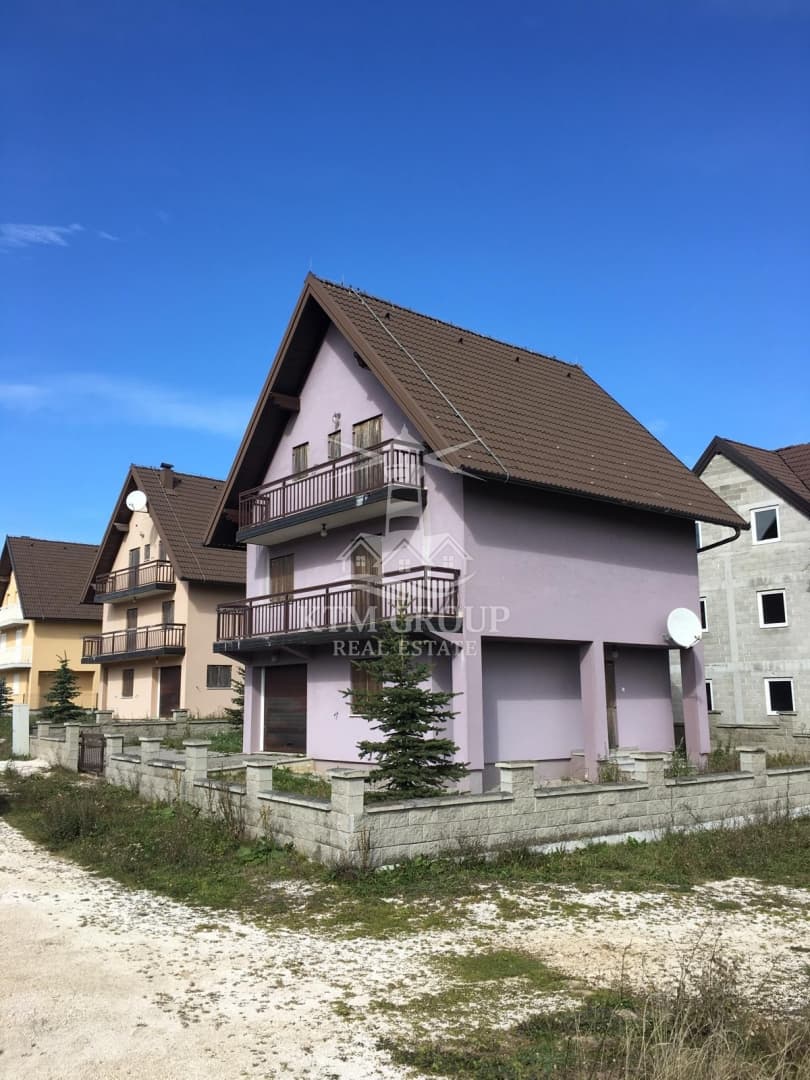 Haus mit Garage in Kupres – 117 m², drei Etagen, hervorragende Gelegenheit zum Wohnen oder für den Urlaub