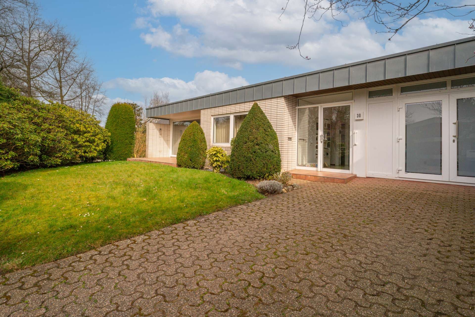 Emmerich: Freistehender Bungalow mit großem Garten und möglicher zusätzlicher Bebauung