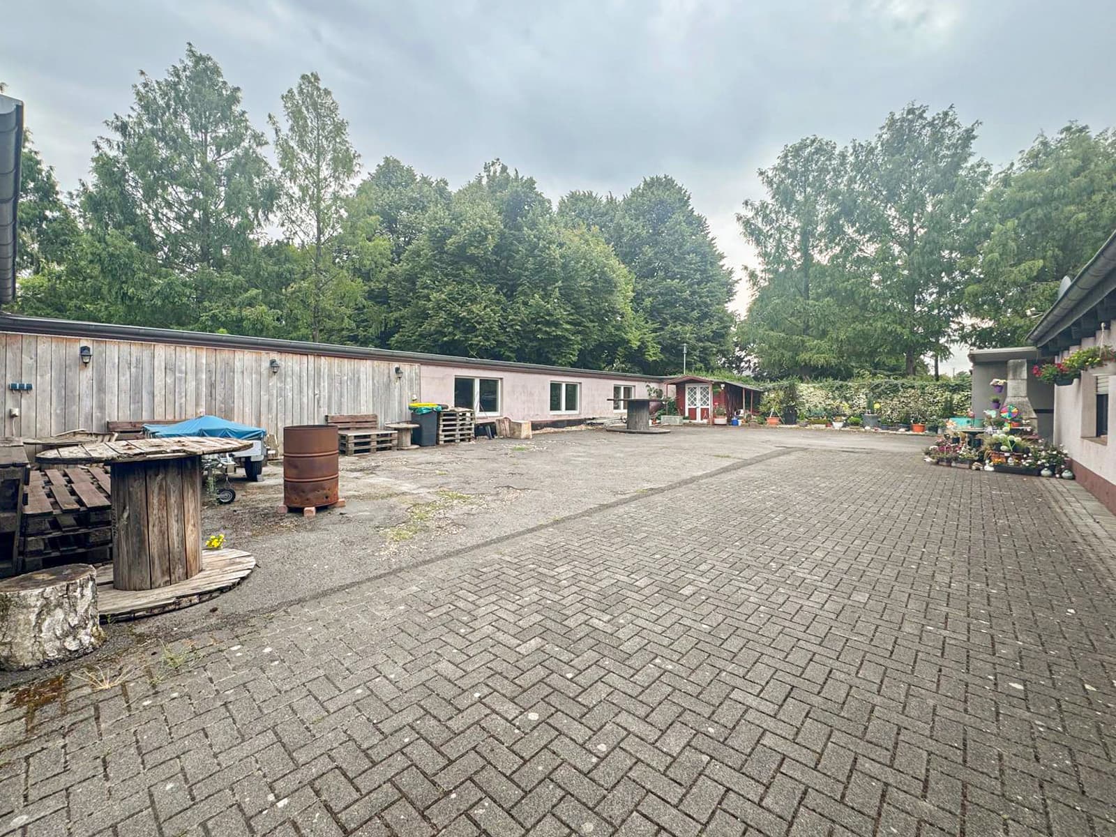 Großes Grundstück mit sanierungsbedürftigem Gebäudebestand