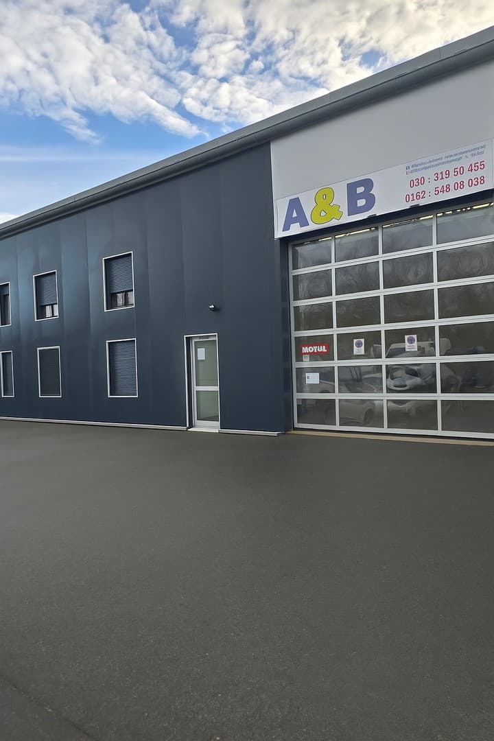 Halle im EG mit Büro
