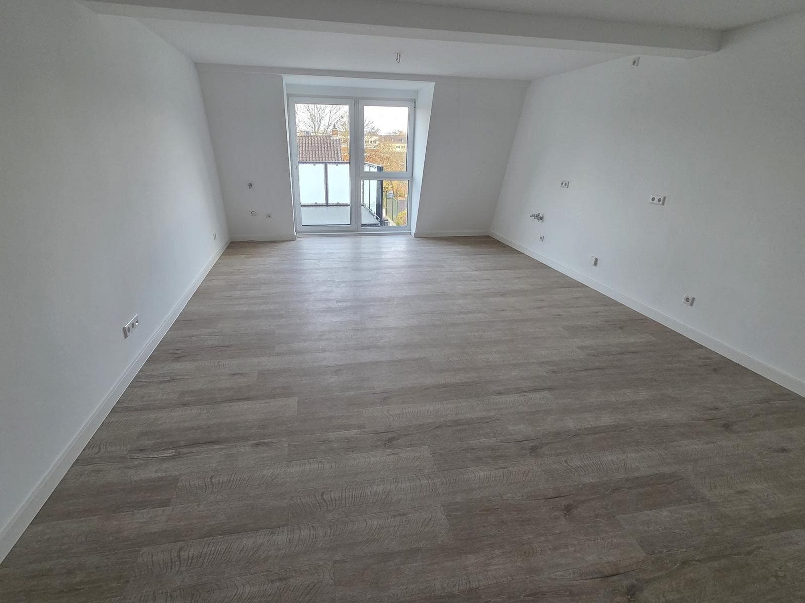 Erstbezug nach Kernsanierung: 2-Zimmer-Dachgeschoss-Wohnung in Moers-Zentrum