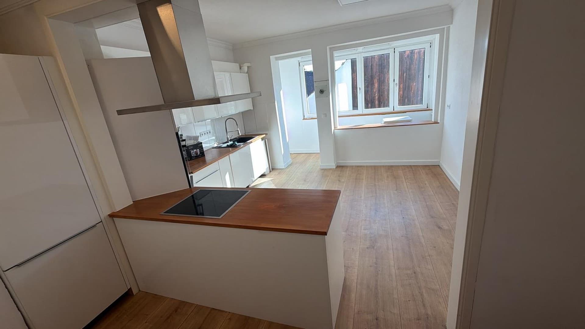 Top renovierte 3,5-Zimmer Wohnung mit hochwertiger Einbauküche