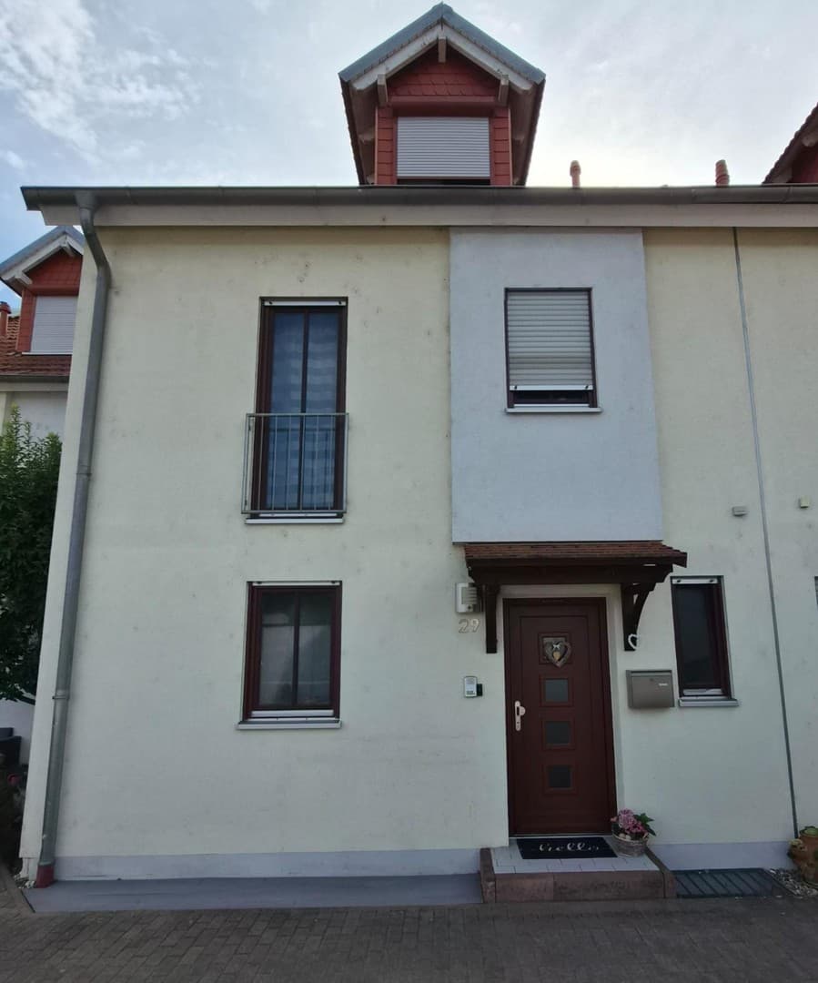 Gepflegtes Reihenmittelhaus mit großer Terrasse und voll unterkellert