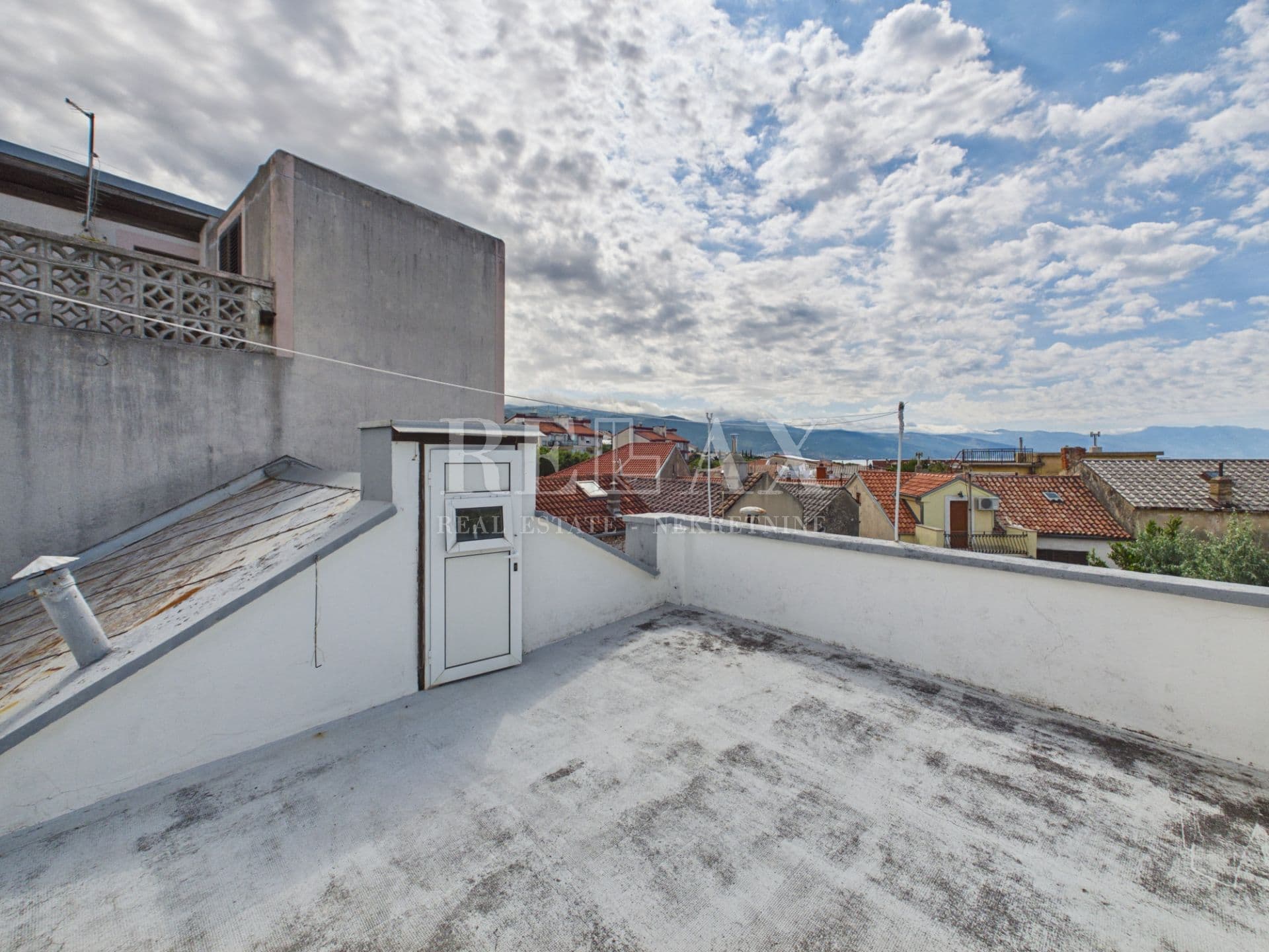 Novi Vinodolski – ein Haus im Zentrum mit Dachterrasse