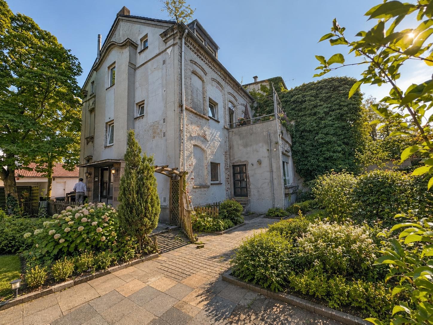 Mehrfamilienhaus-Ensemble in kommender "Duisburger Rheinlage" mit 11 Wohnungen und 5 Garagen