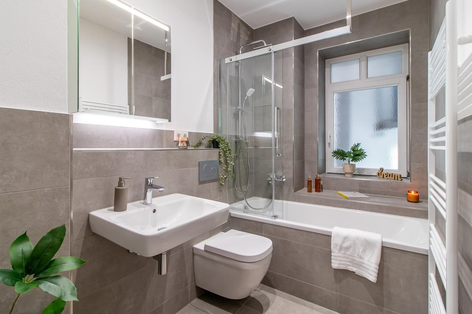 Frei & neu modernisiert - energieeffizienter Wohntraum mit Wellness-Bad & Balkon in Top-Lage