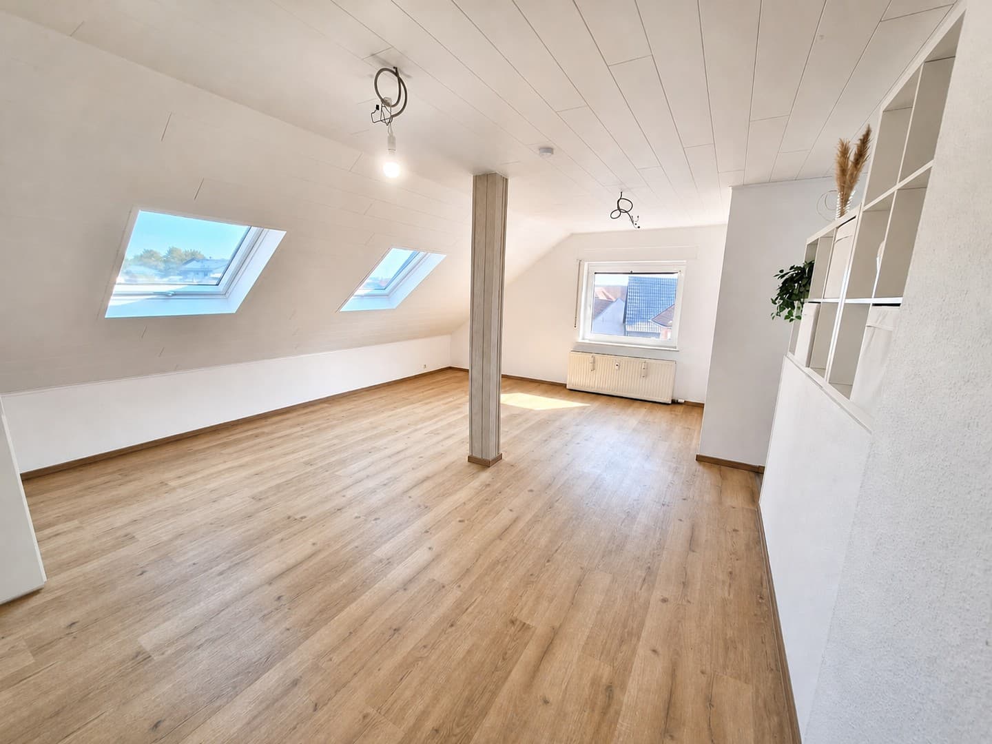 Helle 3-Zimmer-Dachgeschosswohnung mit neuer EBK, Vollbad und Gäste-WC in Neuberg-Ravolzhausen