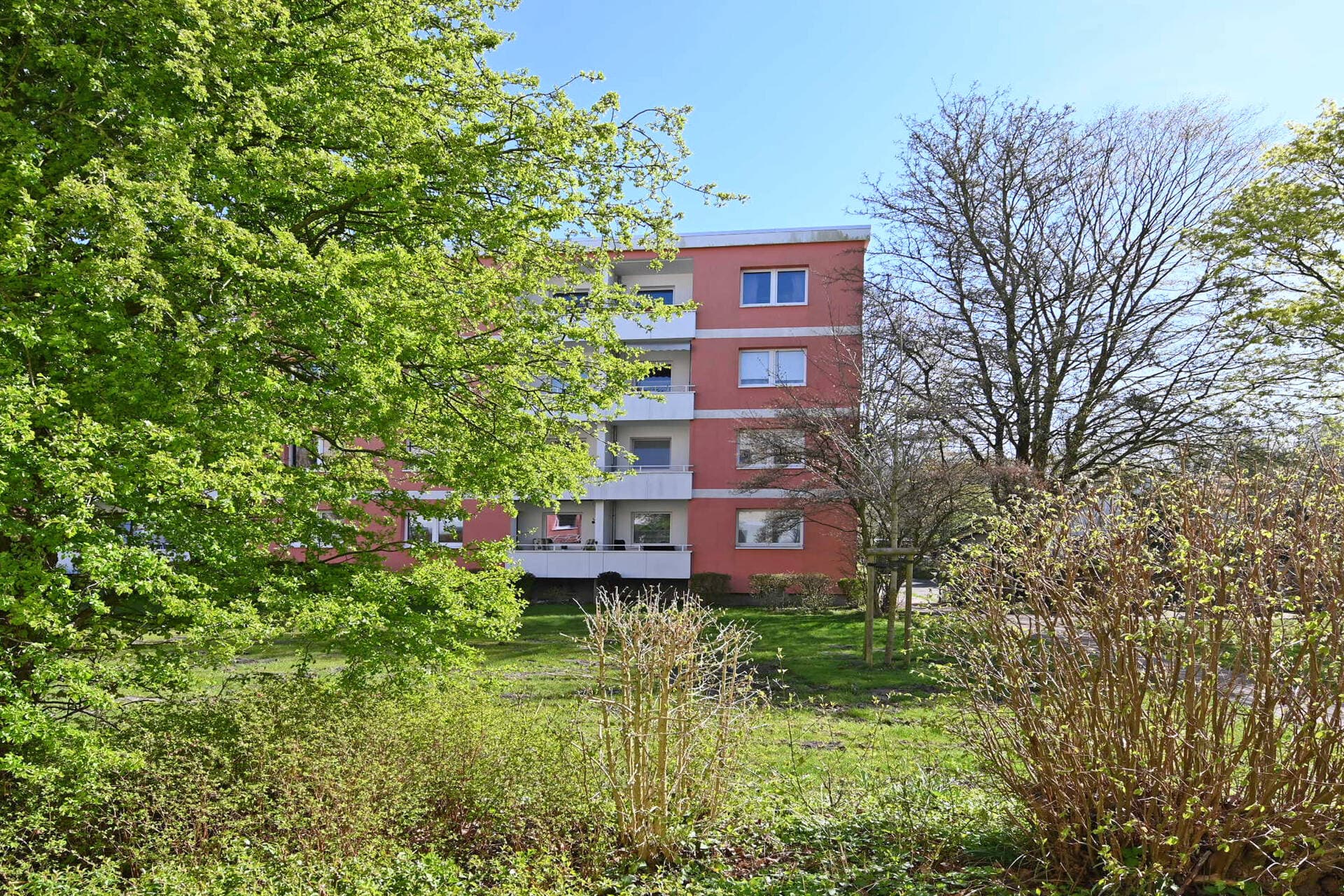 Schöne 2,5 Zimmer Hochparterre Wohnung in Elmshorn mit Balkon! Sanierter Zustand, vermietet!