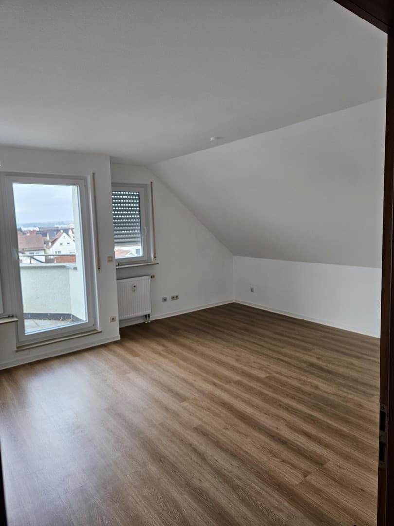 Neu renovierte DG-Wohnung zentr. Lage von Salach
