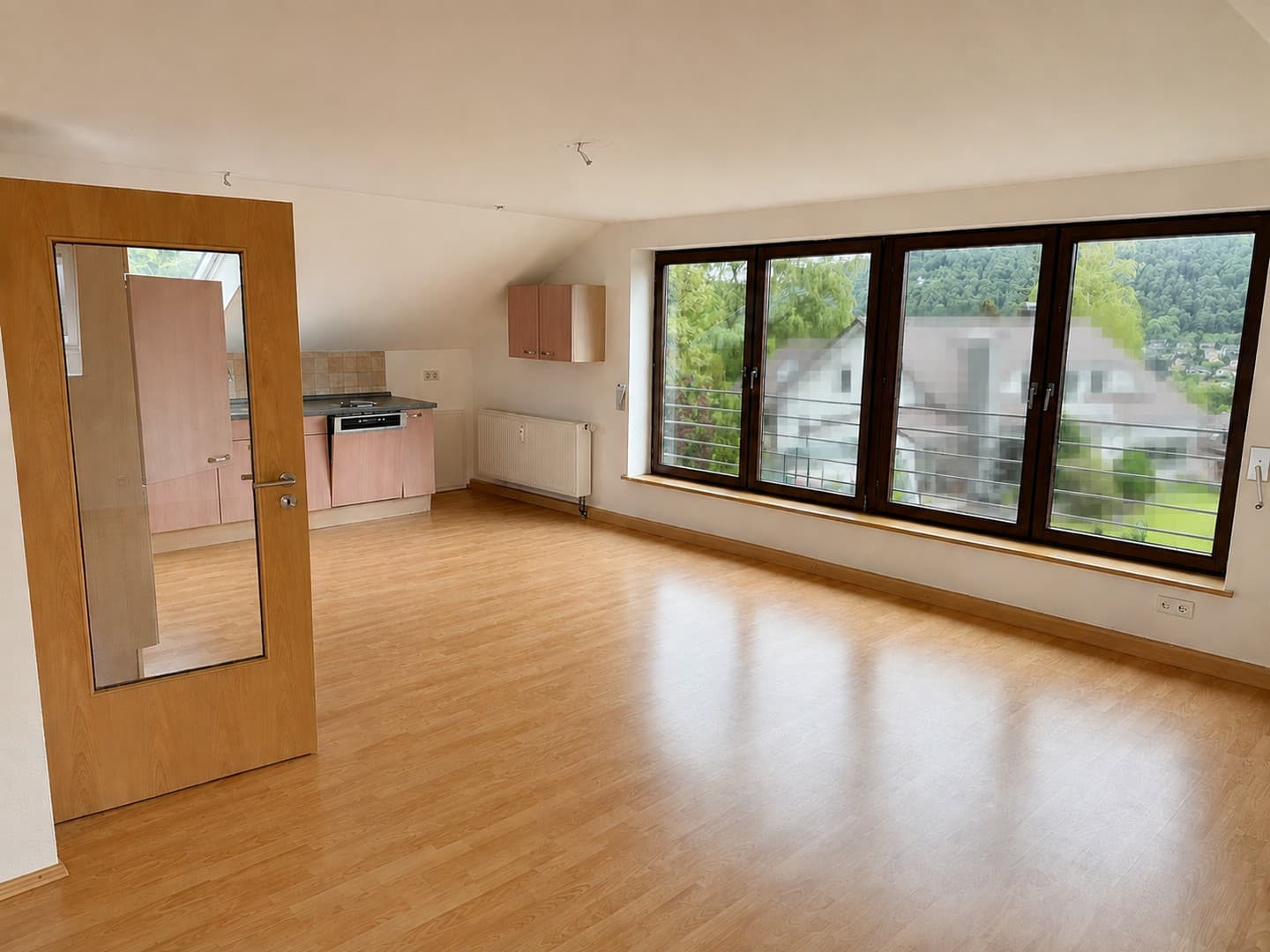 Großzügige 3-Zimmer Dachgeschoss Wohnung mit eigenem Gartenanteil in traumhafter Waldrandlage