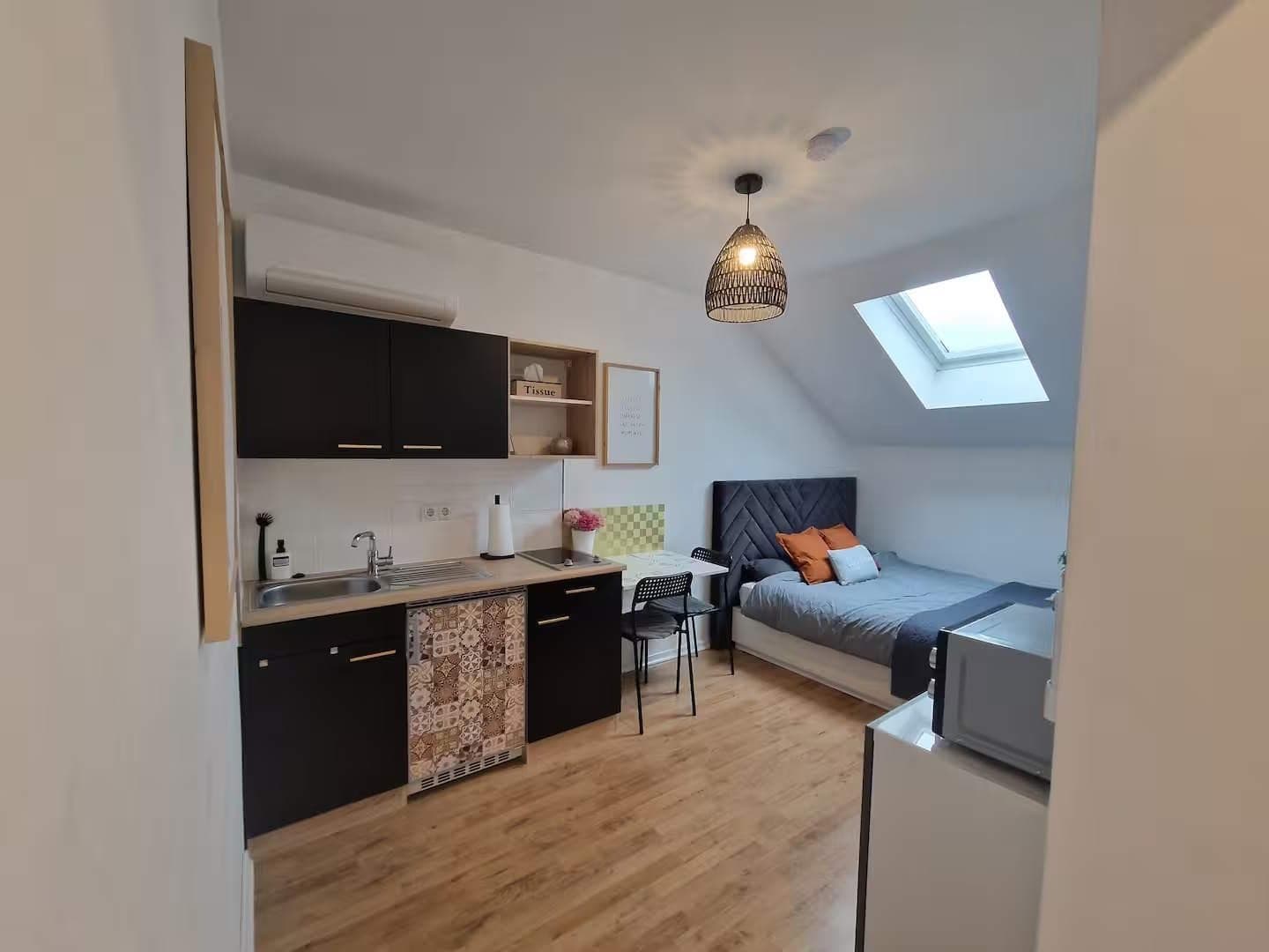 Stylisches 1-Zimmer-Apartment mit Einbauküche, Klimaanlage und modernem Tageslichtbad