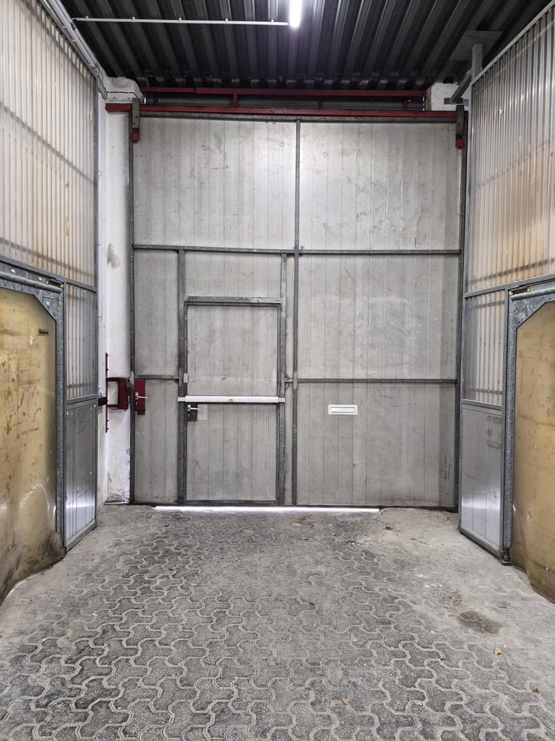 Hallenteil 300 qm mit 2 Einfahrtstoren in Mönchengladbach”