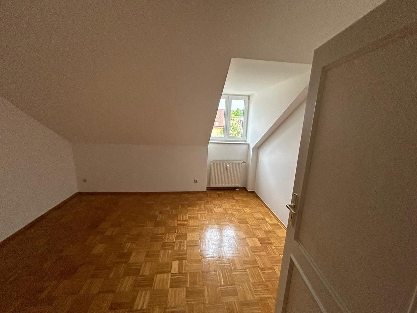 MODERNE 2-ZIMMER WOHNUNG inkl. Küche, Stellplatz und Dachgeschoss