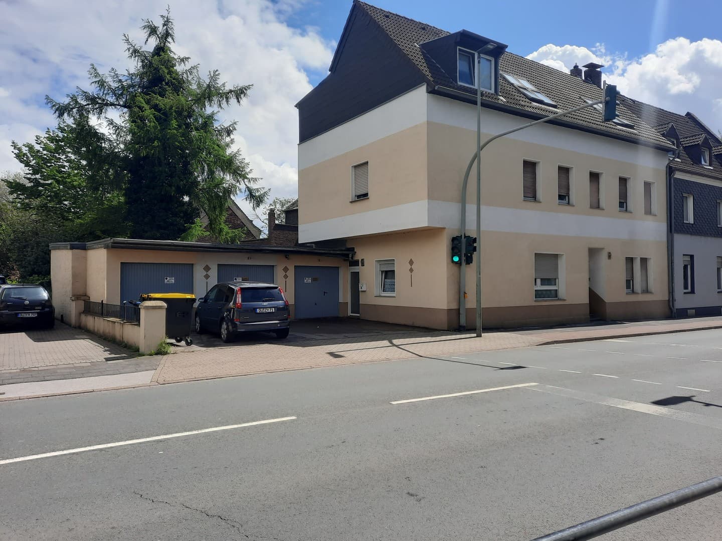 Duisburg Homberg Mehrfamilienhaus mit Garagen
