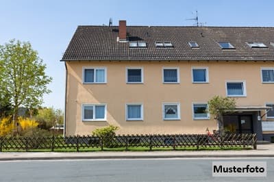 Vierfamilienhaus nebst Halle und 6 Garagen