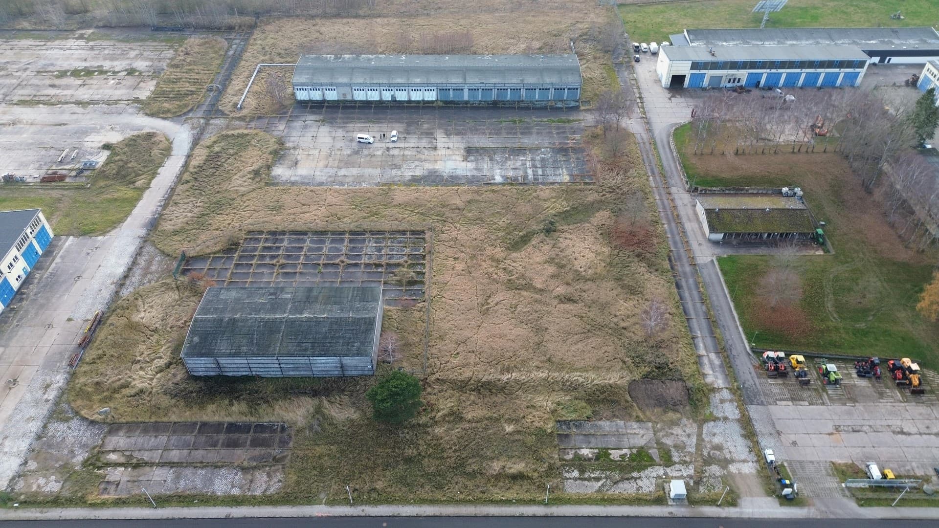 Zwei Lagerhallen mit PV-Einspeisezusage, großes Grundstück
