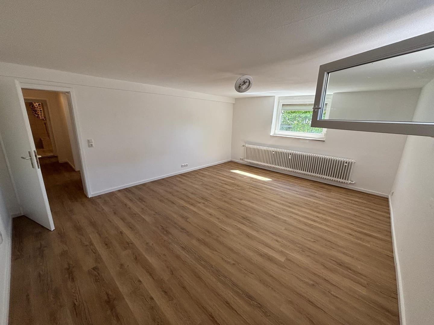 2-Zimmer-Souterrain mit Terrasse, Neuer Einbauküche, Stellplatz