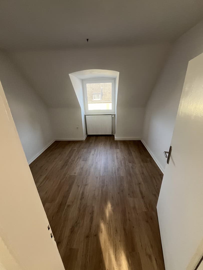 Renovierte helle Dachgeschosswohnung