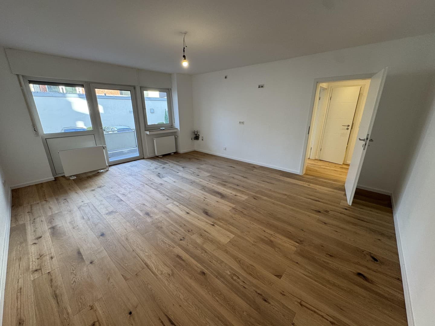Mitten in Köln: Hochwertig kernsanierte Wohnung mit eigenem Parkplatz